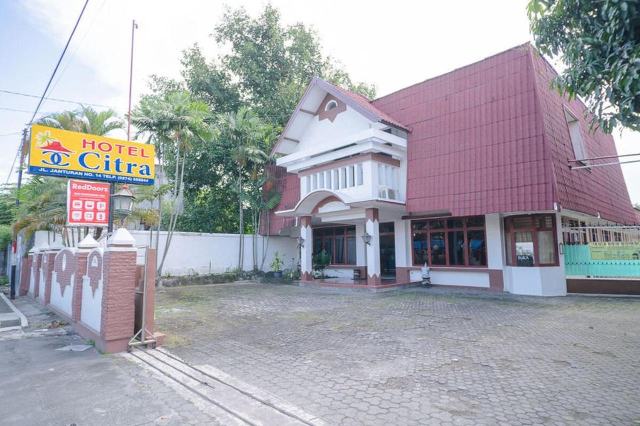 Отель Reddoorz Near Kampus 3 Uty Джокьякарта Экстерьер фото