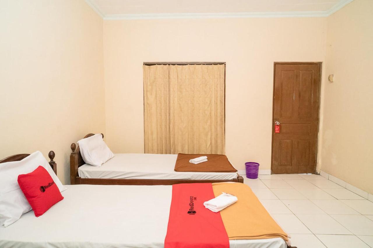 Отель Reddoorz Near Kampus 3 Uty Джокьякарта Экстерьер фото